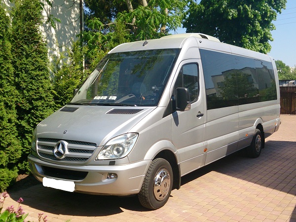 Minibusa īre Rīgā